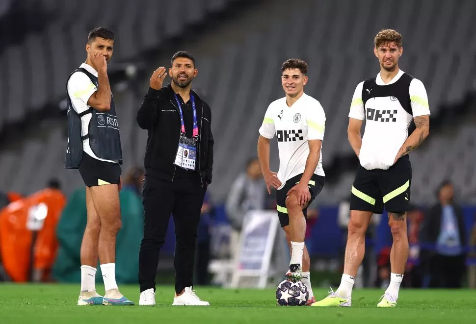 RISAS. Sergio Agüero y Julián Álvarez. El “Kun” armó una fiesta en el entrenamiento del City.