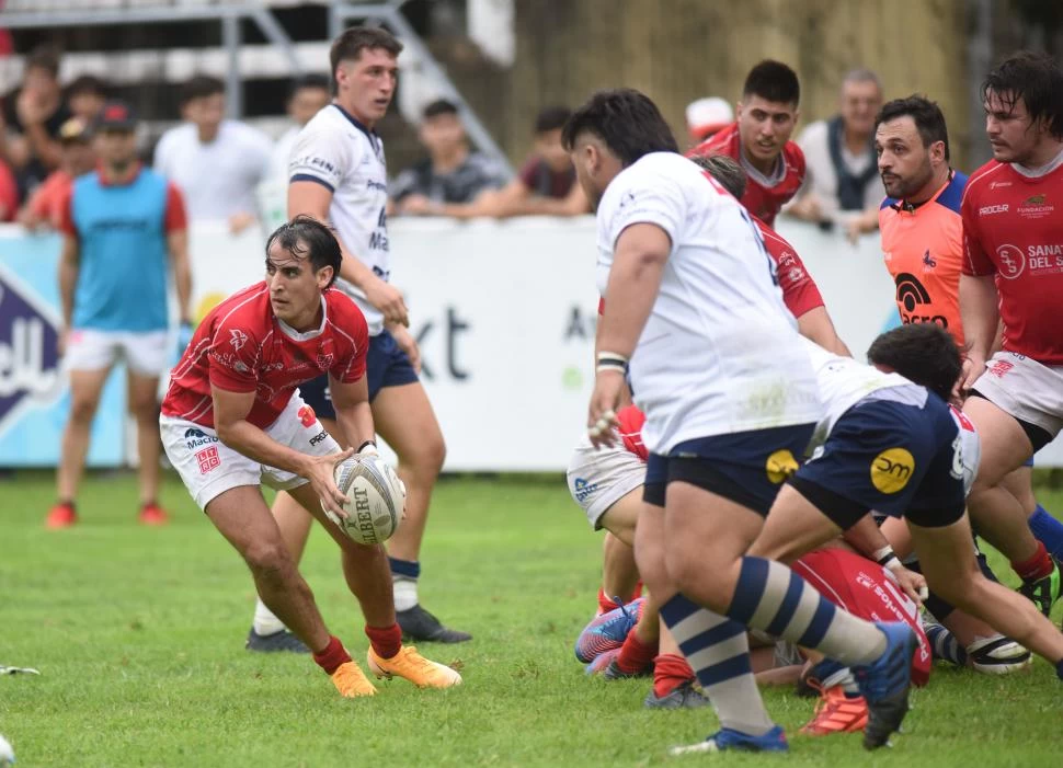 NICOLÁS ALVIZO. El medio scrum y capitán es una de las figuras de los “rojos”. 