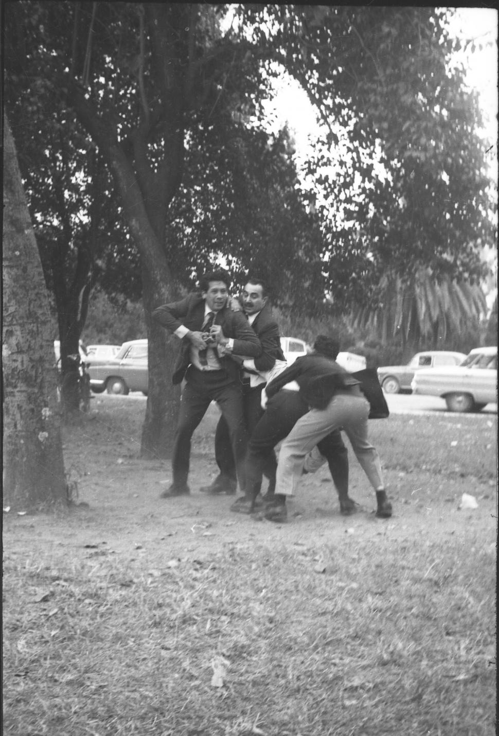 ESCALOFRIANTE. El fotógrafo Gerardo Gramajo captó los momentos clave del ataque en el parque 9 de Julio.