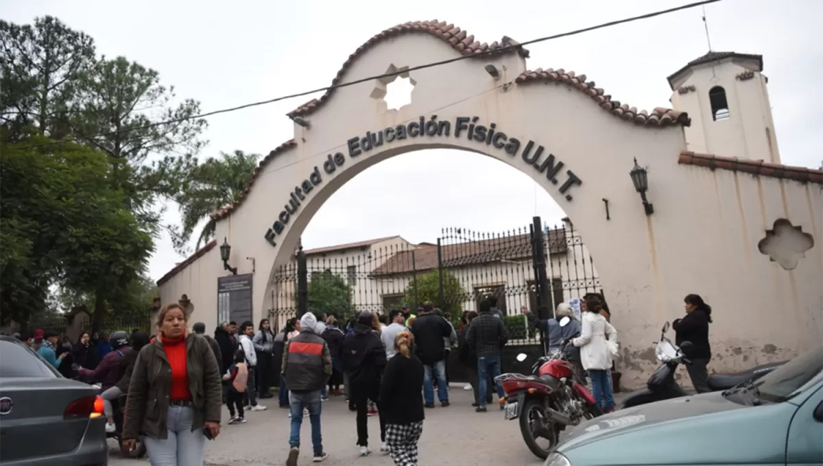 DEMORAS. En la Facultad de Educación Física se repitió la postal con largas colas debido a la ausencia de autoridades de mesa que permitan habilitar los comicios en ese establecimiento.