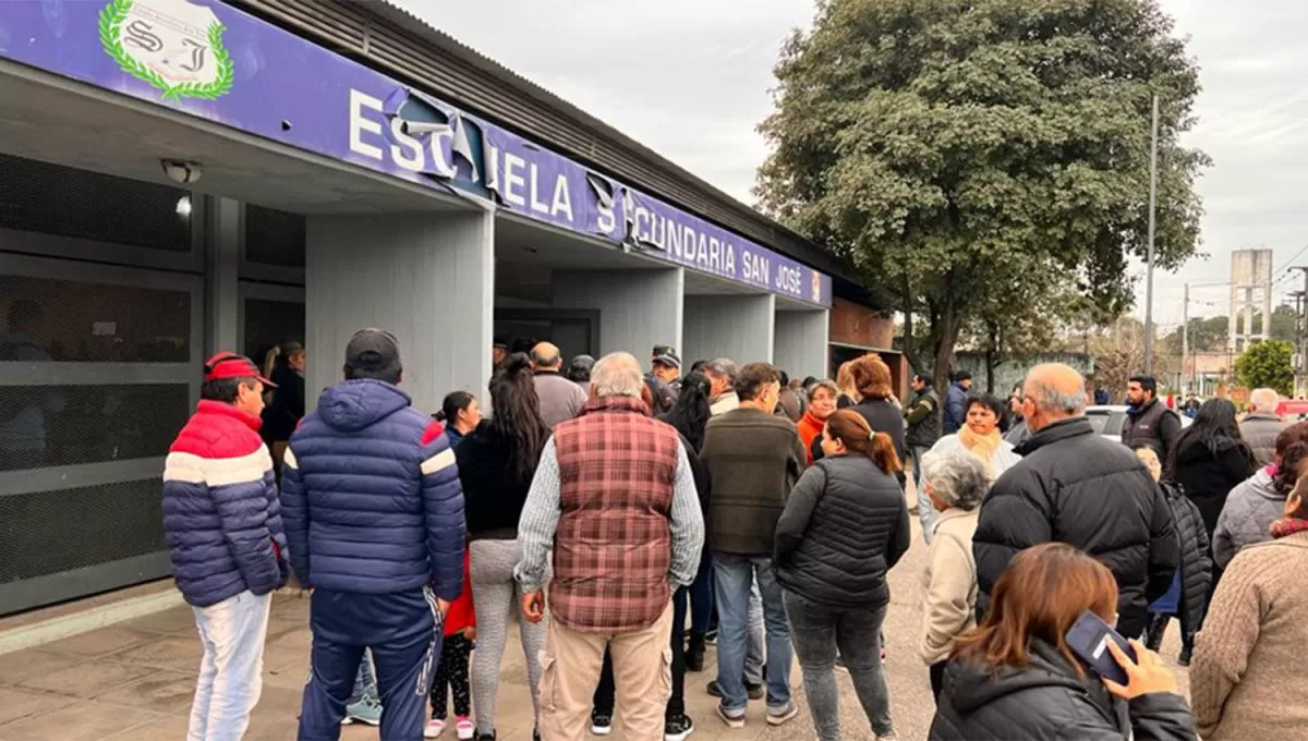 EN LA ESPERA. Decenas de personas se agolparon en el acceso de la escuela San José, en Yerba Buena, a la espera de la habilitación de las mesas.