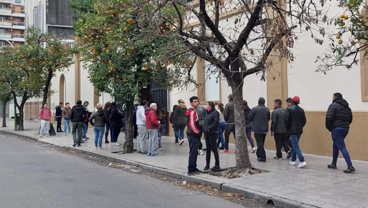 FRÍO Y ELECCIONES. Los tucumanos deberán cumplir con su deber cívico en una jornada gris y fría.