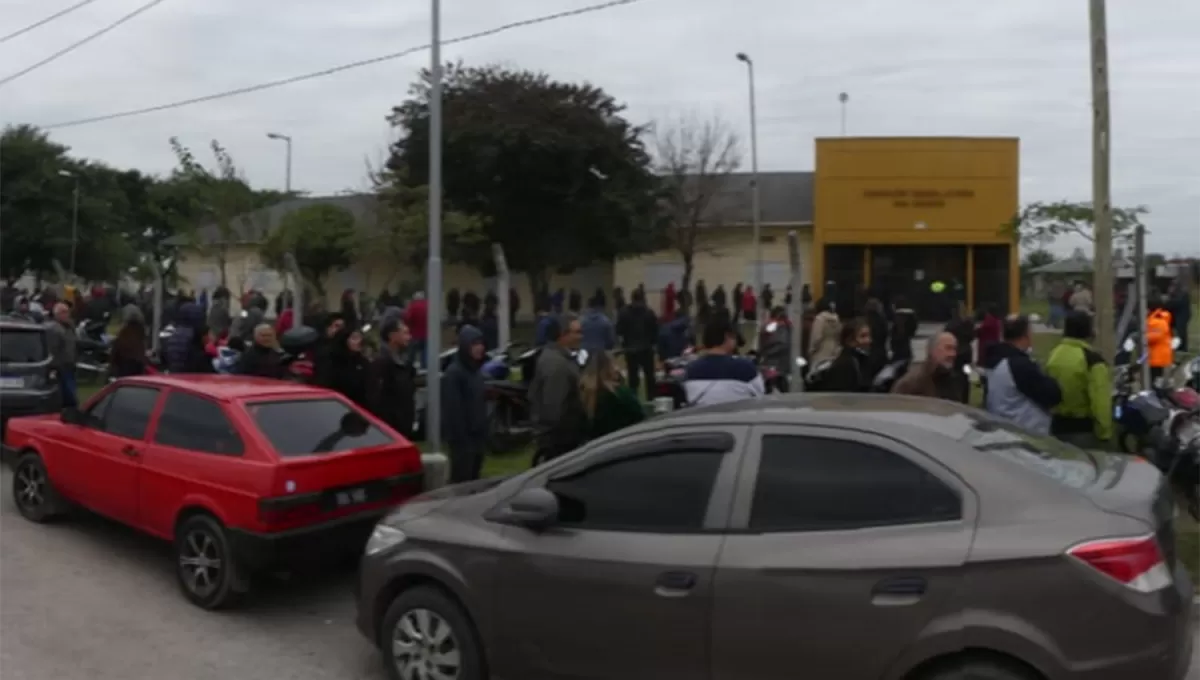 LARGA ESPERA. Los electores formaron hasta dos cuadras de colas en el Conservatorio de Música de Concepción.