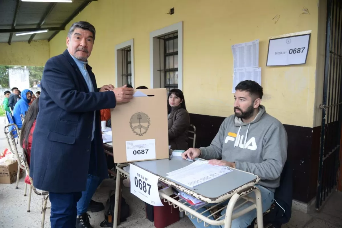 Miguel Acevedo votó en la escuela Zenón Santillán.