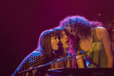 Fito, Menem, el 2001... ¿cómo están operando las series en la construcción de sentido?