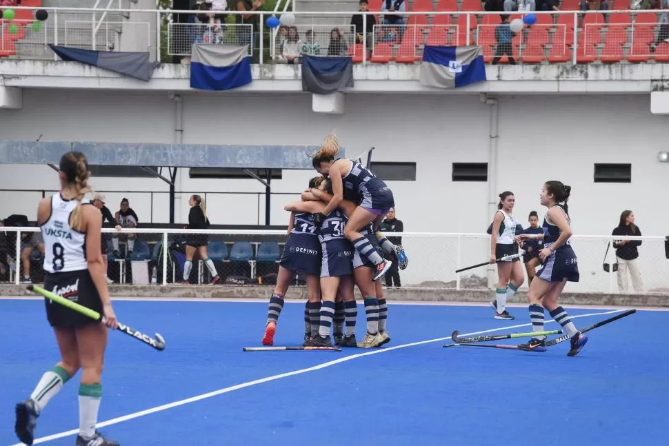 EUFÓRICAS. Universitario celebra el doblete que marcó Valentina Garretón. la gaceta / foto de analia jaramillo 