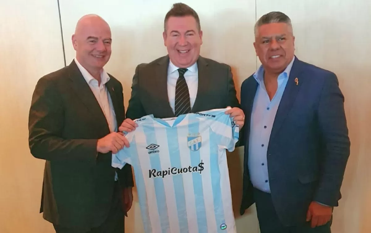 Infantino se llevó la camiseta de Atlético Tucumán de Maestro Puch