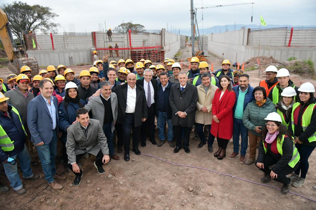 Fernández, Manzur y Jaldo visitaron una planta de tratamientos y entregaron casas en San Andrés