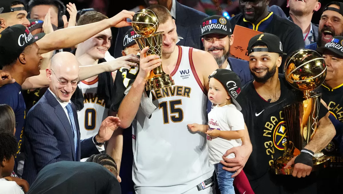 CORONACIÓN. Nikola Jokic fue la estrella de Nuggets, que se sacó la esquina de ganar un anillo de la NBA.