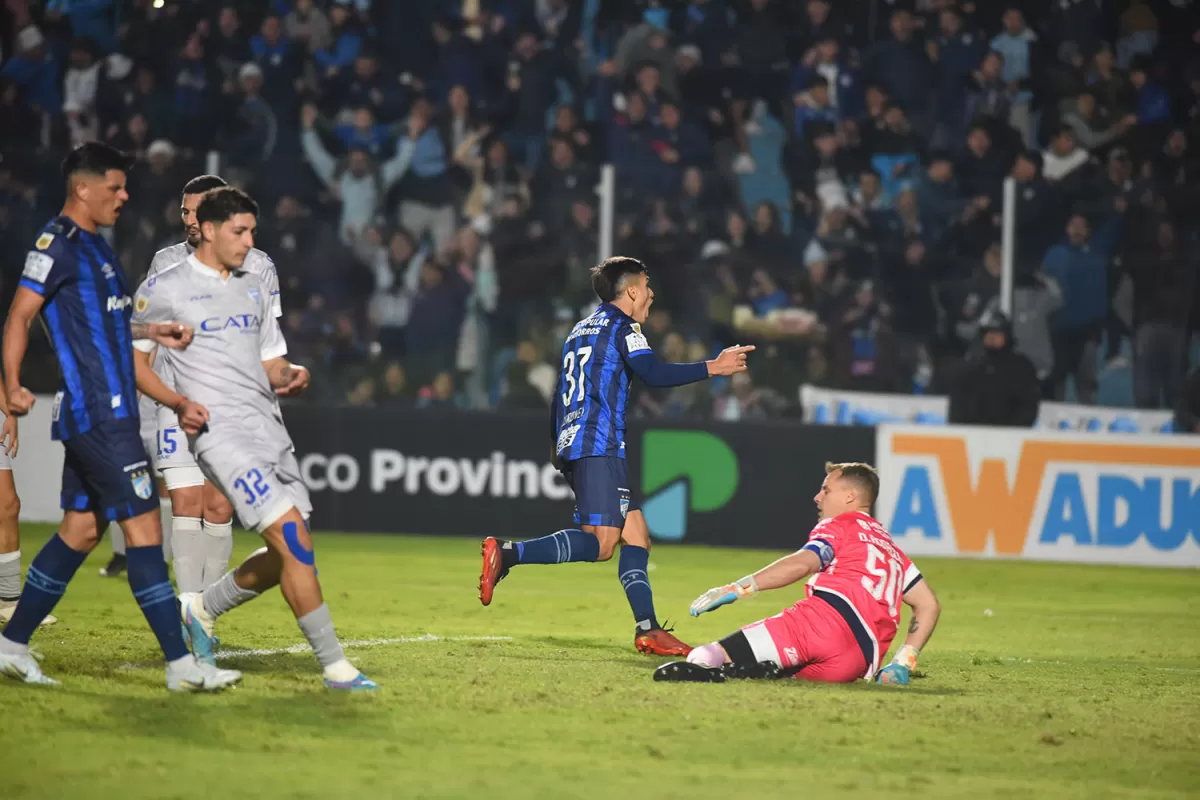 ABRIÓ EL CAMINO. Mateo Coronel definió fuerte y arriba para abrir el marcador en un contragolpe bien ejecutado. El jugador que está a préstamo desde Argentinos ya tiene cuatro goles en el torneo.