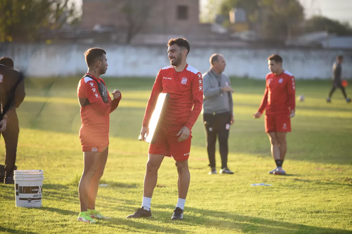 BIENVENIDA. Pierce (derecha) dialoga con Andrada, luego del entrenamiento.