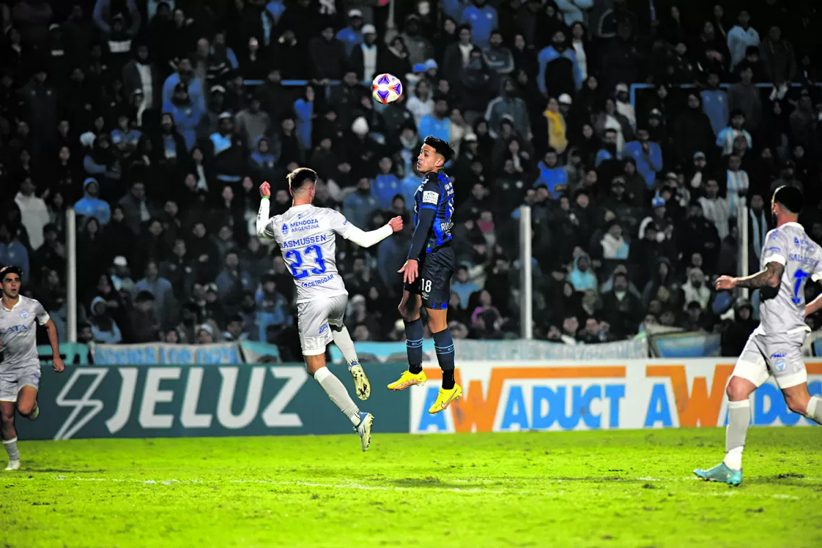 EL DUELO AÉREO. Ruiz Rodríguez mira desde arriba al zaguero Rasmussen.