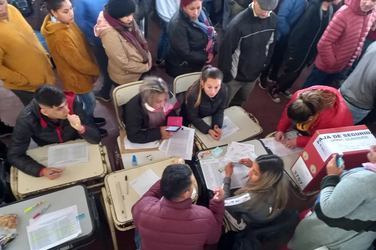 ELECCIONES EN TUCUMÁN. Electores aguardan para sufragar. Foto de Archivo LA GACETA / Analía Jaramillo