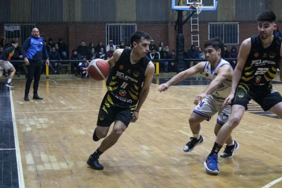 CLAVE. Cristian Soria (Talleres) se lleva la pelota ante González (Belgrano). 