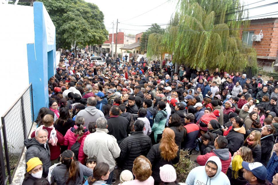 LARGA ESPERA. Hubo inconvenientes en las escuelas del Gran Tucumán por la demora en el inicio de los comicios. Foto de Archivo LA GACETA