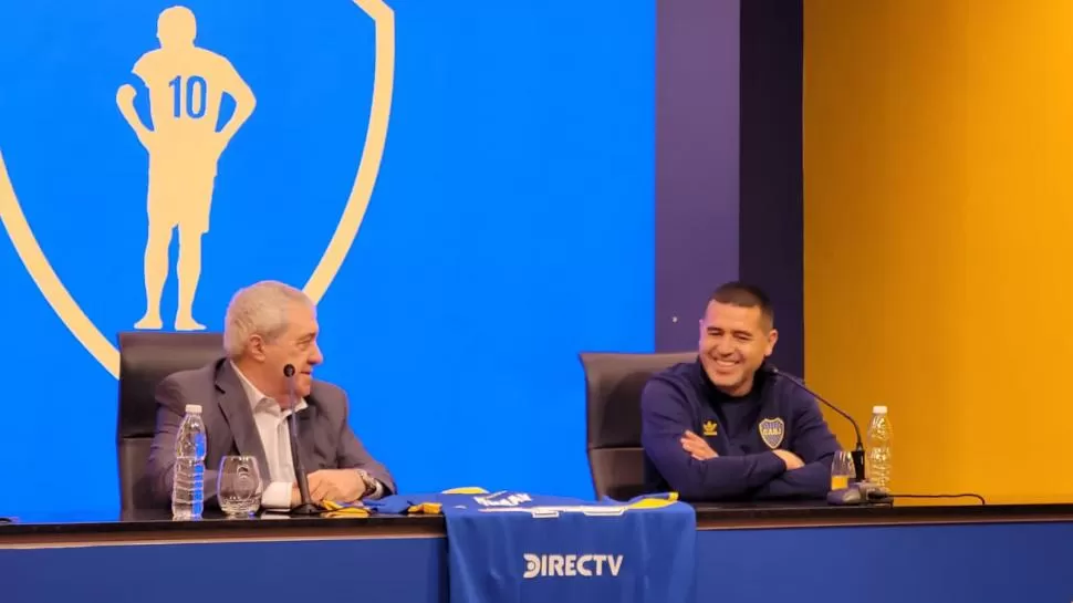 FELIZ. Riquelme estuvo acompañado por Amor Ameal en la conferencia. twitter @ElCanaldeBoca