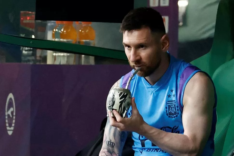 RELAJADO. Lionel Messi disfruta del mate en Beijing. 