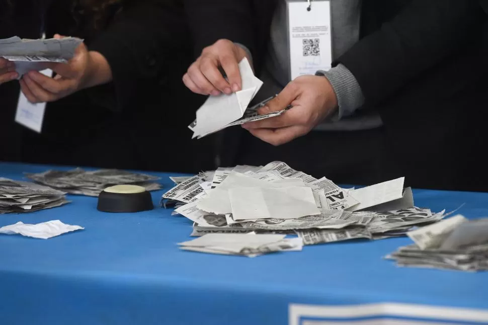 VOTO A VOTO. La pelea entre las congresistas por la intendencia capitalina fue muy reñida y disputada, tanto que aún no se sabe quién ganará.  