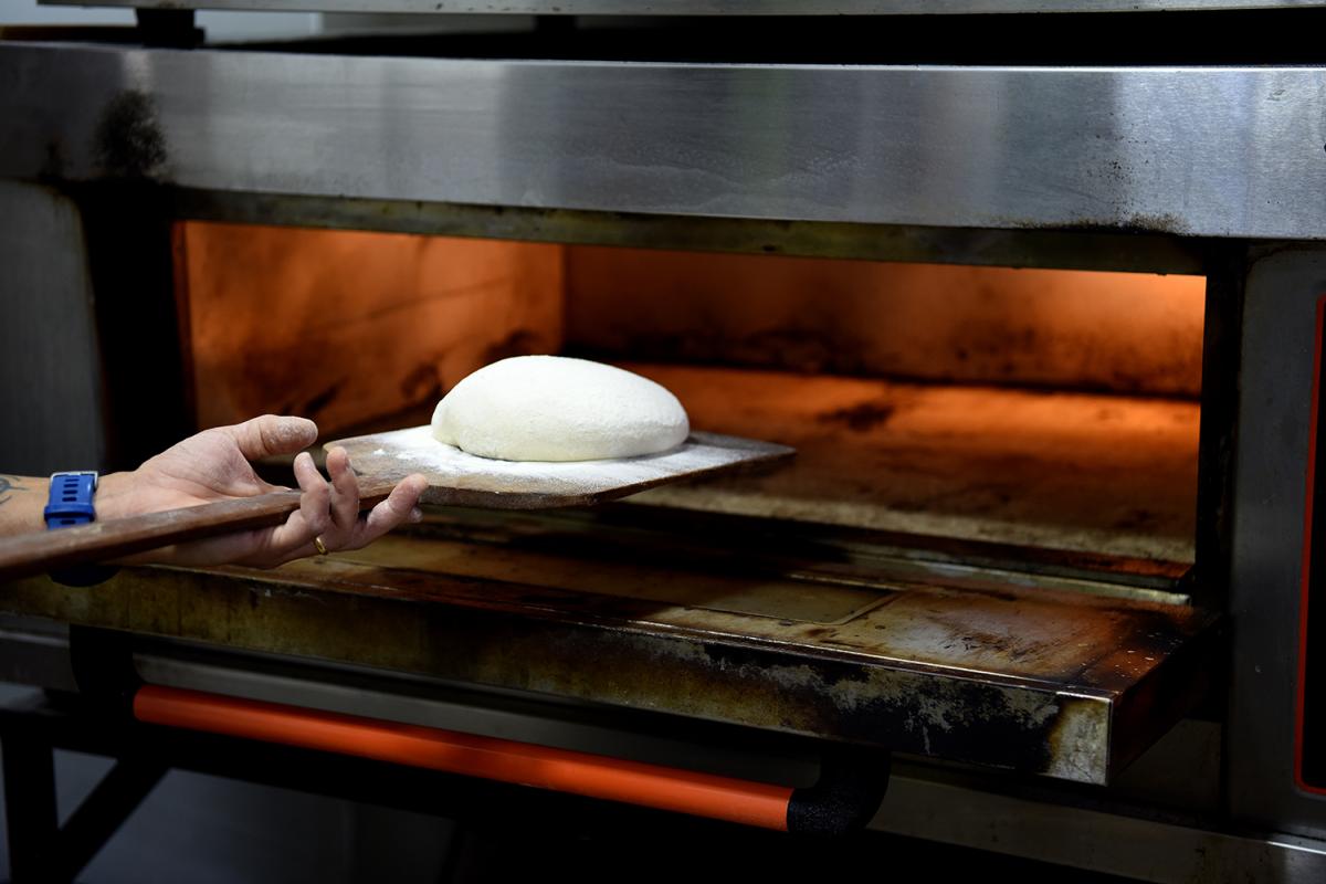 PASO A PASO. Después de preparar la fermentación durante 5 a 7 días, se elaboran los panes de masa madre, se los deja reposar y luego se los pone en el horno; el resultado es un producto natural y sin levadura.