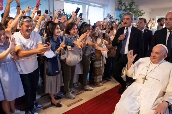 La salud del papa Francisco: recibió el alta y bromeó diciendo todavía estoy vivo