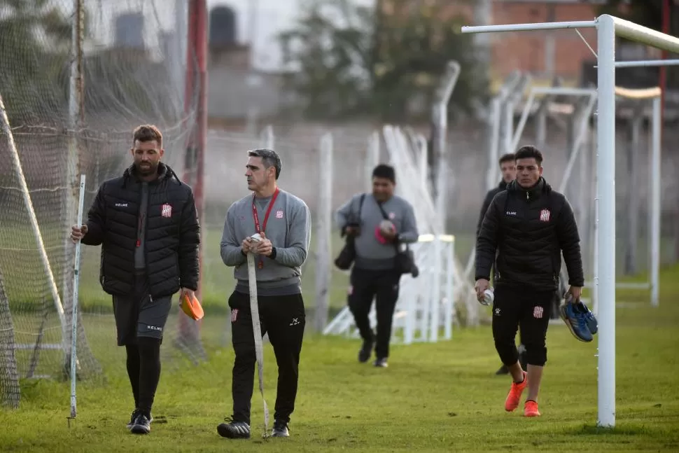 PENSANDO ESTRATEGIAS. Frontini deja el campo de entrenamiento luego de la práctica, mientras dialoga con Ariel Martos.  LA GACETA / FOTO DE DIEGO ÁRAOZ