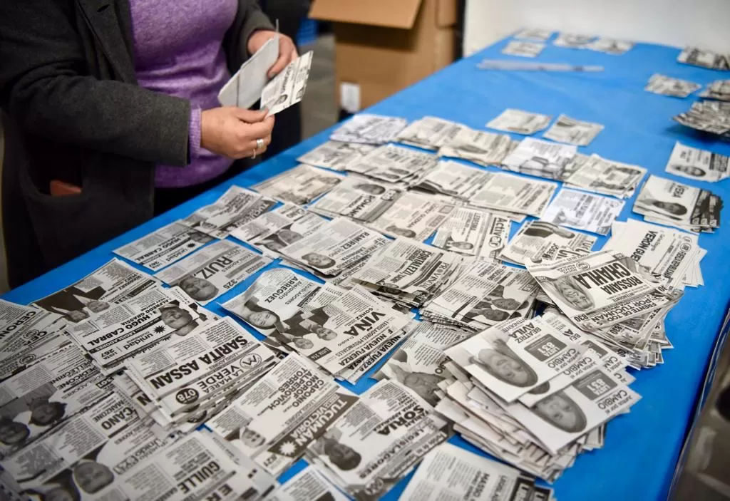 EN LA JUNTA ELECTORAL PROVINCIAL. Contabilizan votos para la categoría legislador, con la banca 19 de la Capital en plena disputa. Foto de LA GACETA / Por Inés Quinteros Orio