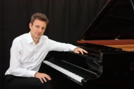 Un particular recorrido por el piano francés con la mano izquierda