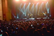 Los grandes éxitos de Karina se corearon desde la platea completa del teatro Mercedes Sosa