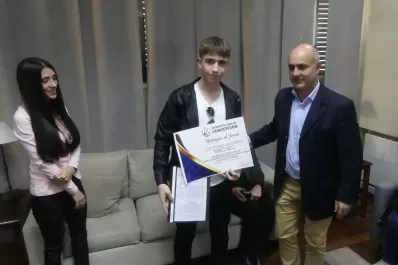 En Concepción distinguieron al piloto privado de avión más joven del país