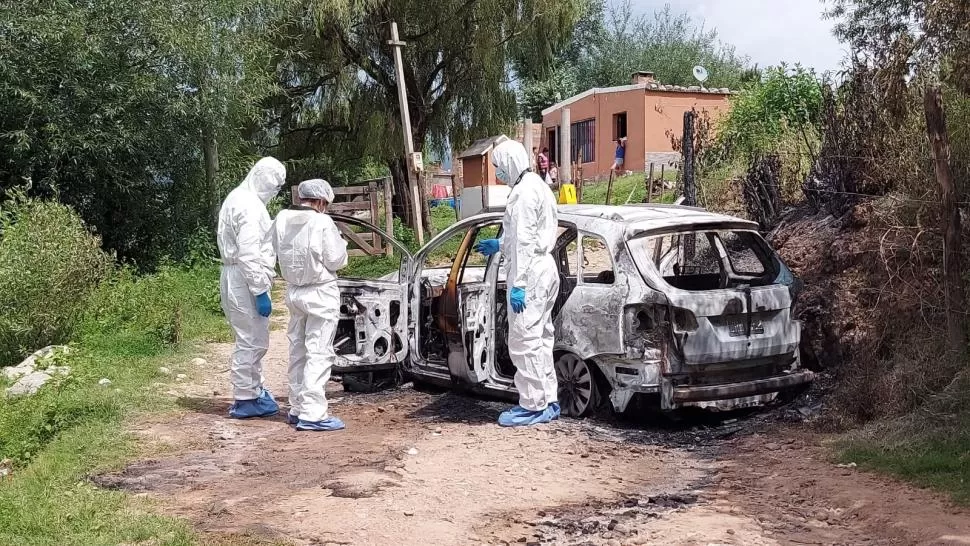 TOTALMENTE QUEMADO. El auto del remisero, hallado en Las Carreras 