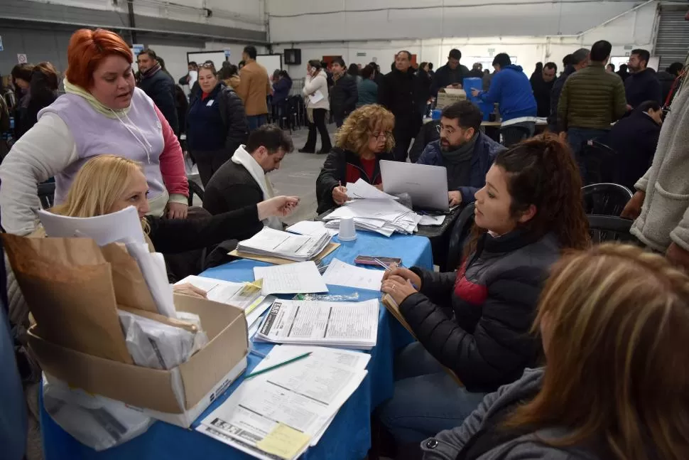 CONCENTRADOS. En las 594 urnas escrutadas hasta ayer, JxC logra un 46,58%, y el FdT, un 37,61%: ambos acaparan el 84,2% de los votos positivos. 