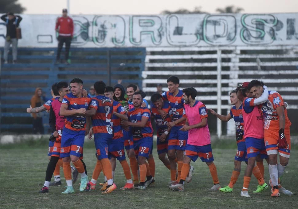 MISIÓN CUMPLIDA EN LULES. Así celebró el plantel de Llorens en la cancha de Almirante Brown. Fue más ambicioso durante los 90’ y encontró su premio. LA GACETA / FOTO DE FRANCO VERA