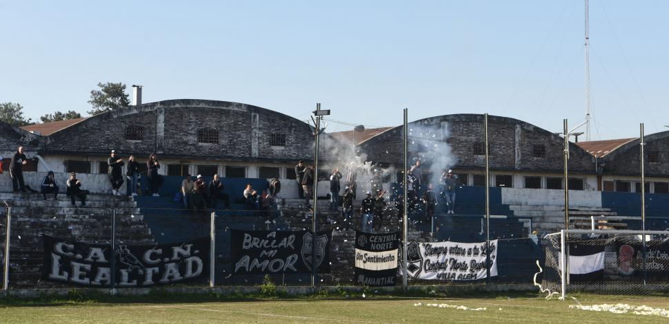 BIEN. Tras la derrota, los hinchas “cuervos” despidieron a su equipo con aplausos. LA GACETA / FOTO DE FRANCO VERA