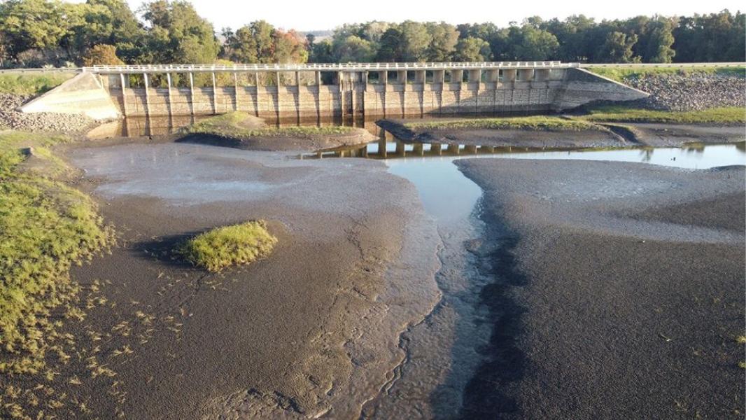 La represa Paso Severino llegó a su mínimo histórico de reservas.