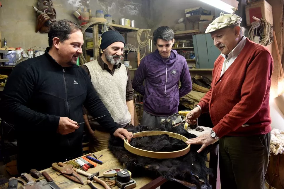 LA DINASTÍA VALDÉZ. Los hermanos Sebastián, Ca Fé y Valentín y el patriarca Carlos comparten un amor por la música folclórica que fue naciendo entre guitarreadas. LA GACETA / FOTO DE JOSé NUNO