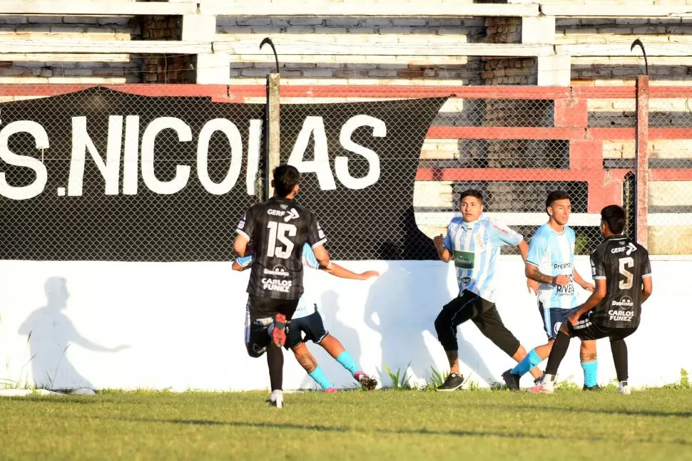 A CORRER. El hincha no logró su cometido por la intervención de los jugadores. 