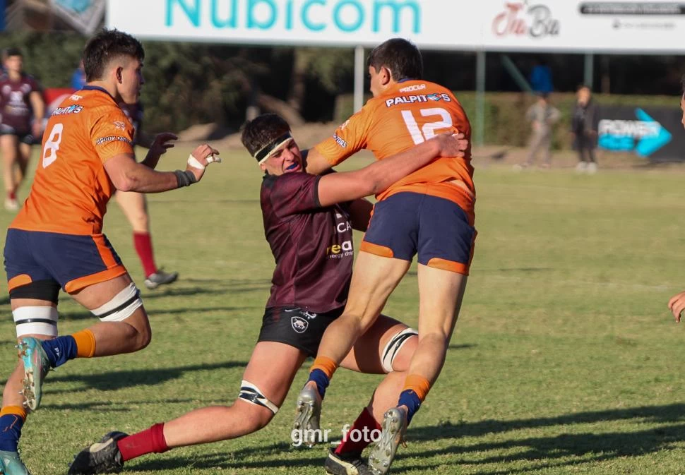OFFLOAD. Bourguignon busca el pase a Gómez Urrutia tras recibir el tackle. 