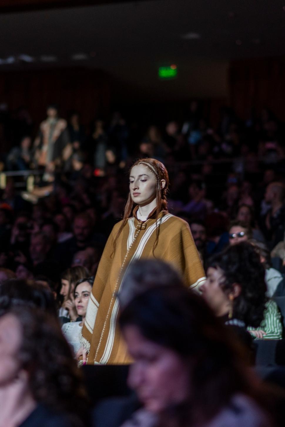 PASARELA. El elegante desfile federal de apertura. 