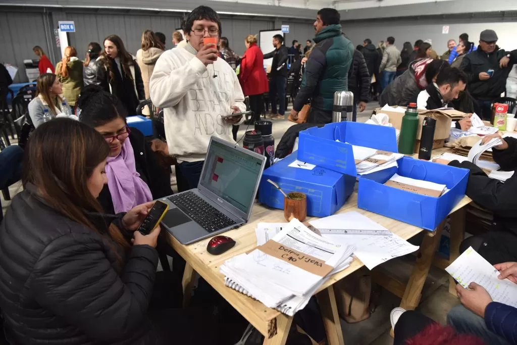 Conteo de votos. Lentamente avanza el escrutinio. 