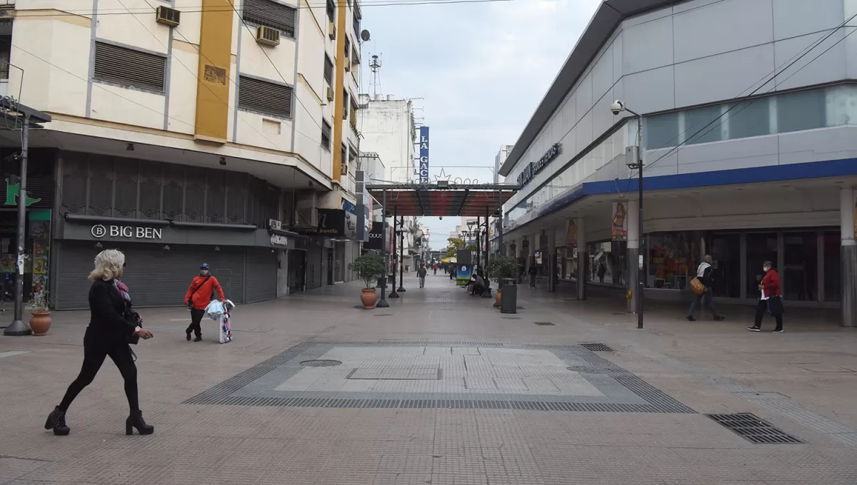 CERRADOS. Los comercios del microcentro recién abrirían, parcialmente, mañana.