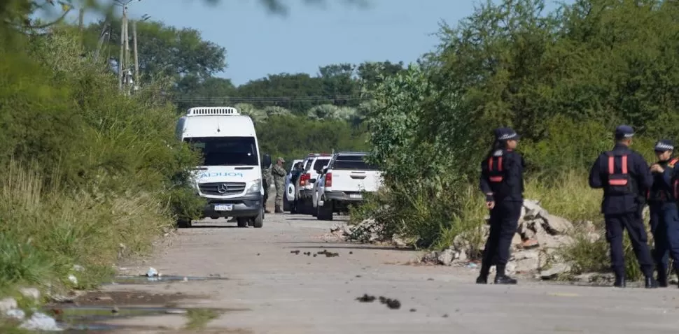 ALLANAMIENTO. Personal policial estuvo trabajando durante la mañana de ayer en un descampado ubicado en el barrio Emerenciano, Resistencia. Foto Clarín - Maxi Failla