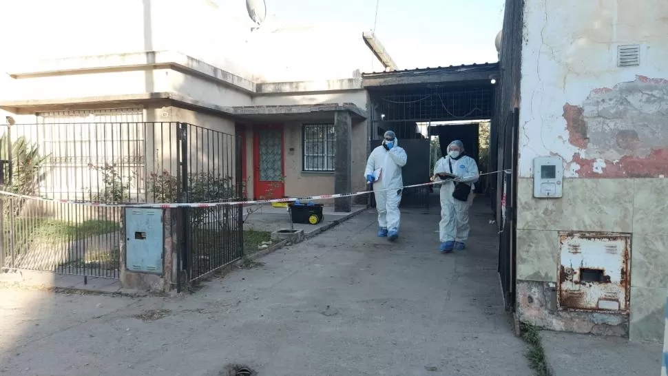 LA ESCENA. Por la muerte de un presunto ladrón, el ECIF tomó muestras en la casa de pasaje Cabrera al 100. 