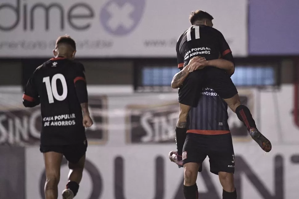 FÓRMULA DEL GOL. Dening se abraza con Banegas, que armó la jugada. 