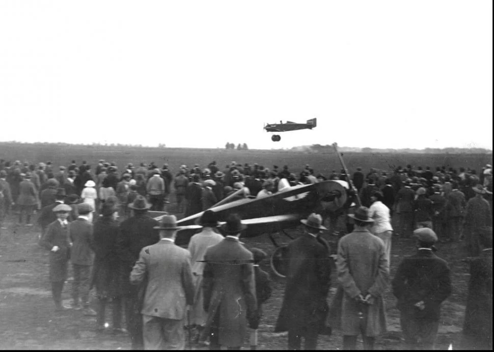 EN SAN ISIDRO. Una multitud se dio cita para ver los aviones que trajo el aviador. Uno está en el aires y el otro entre el público. 