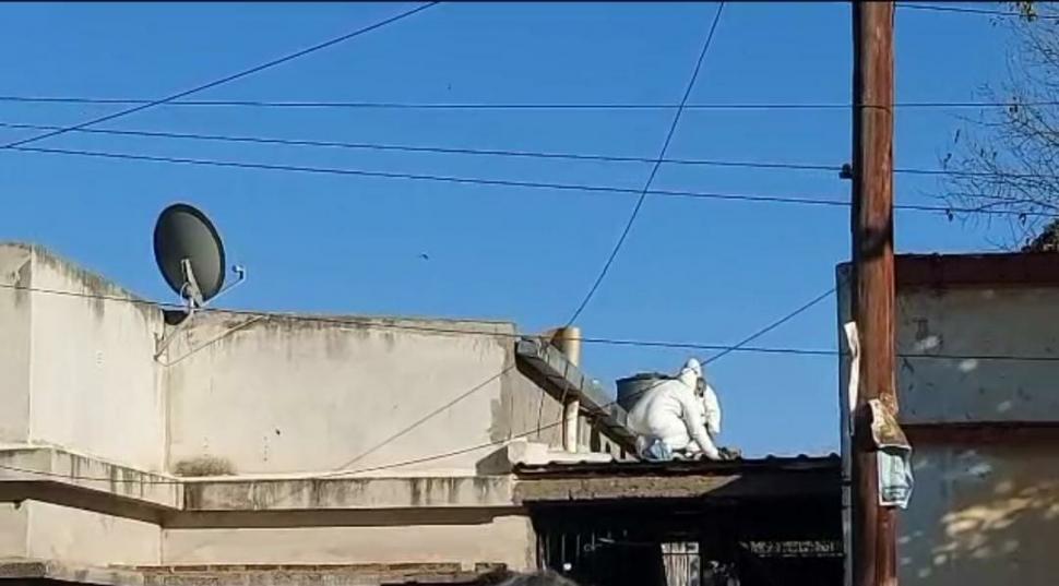 LUGAR CLAVE. Los peritos inspeccionan el techo de la vivienda.