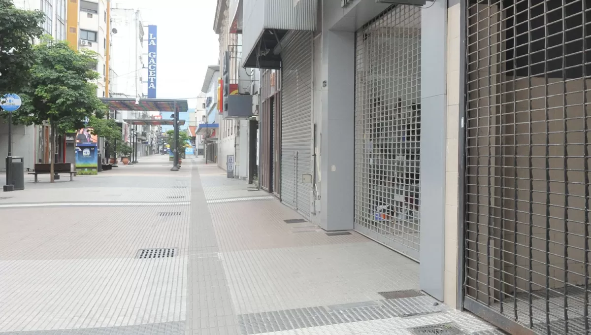 PERSIANAS BAJAS. La mayoría de los comercios no abrirá hoy sus puertas en el microcentro.
