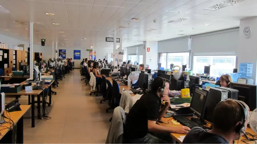 Una mujer murió en un call center y sus compañeros fueron obligados a seguir trabajando.