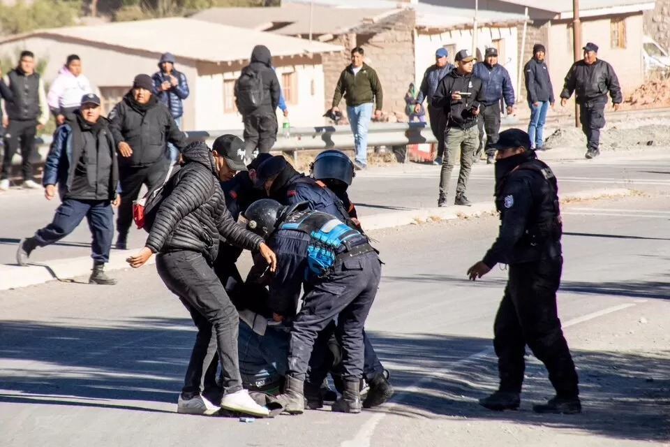 ENFRENTAMIENTOS. En las calles, pelean policías y manifestantes. 