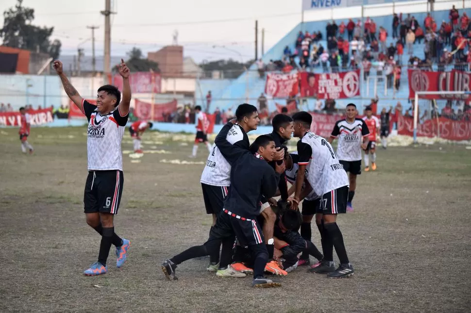 GOLEADOR. Tras incrustar su remate en el palo izquierdo, Veliz terminó perdido entre los abrazos de sus compañeros.  