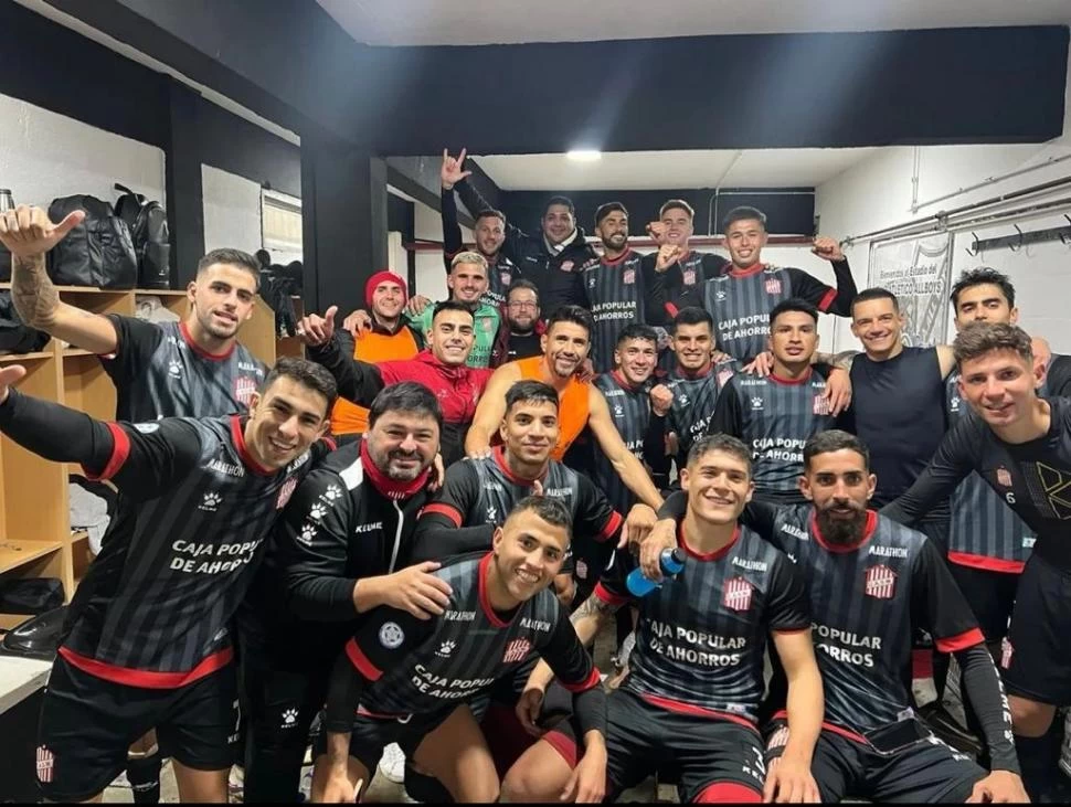 TODOS JUNTOS, Y FELICES. El plantel posó para la foto dentro del vestuario visitante de la cancha de All Boys. Los jugadores celebraron con todo la victoria.  